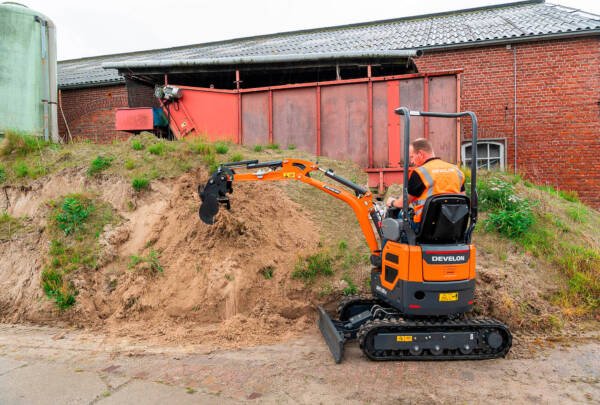 Develon DX10-7 1ton Micro Digger (Hire) - Image 2